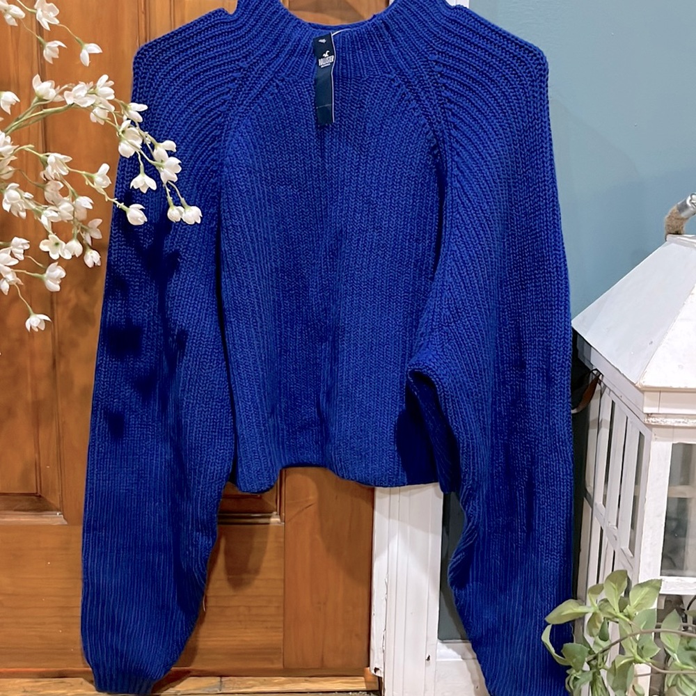 Hollister sweater half turtleneck. Size L. New with tag on